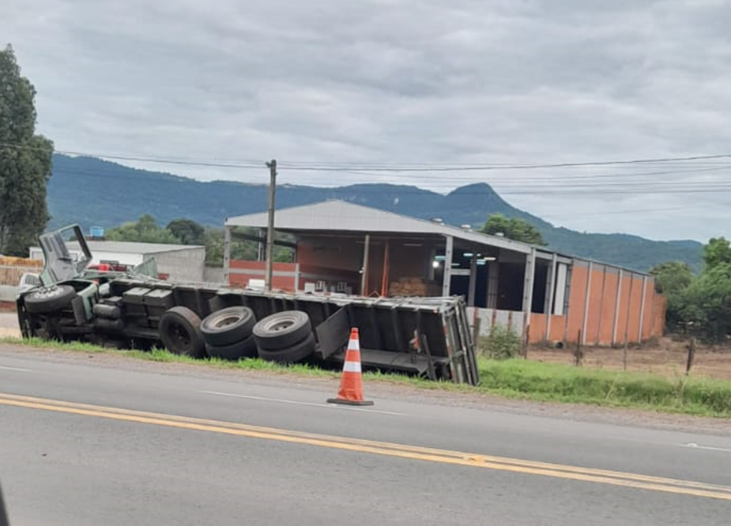 título imagem Caminhão sai da pista e tomba na RSC-287