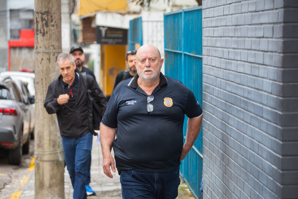 Foto: Beto Albert (Diário) - Delegado José Romaci Reis (à frente) e sua equipe da DP de Teutônia