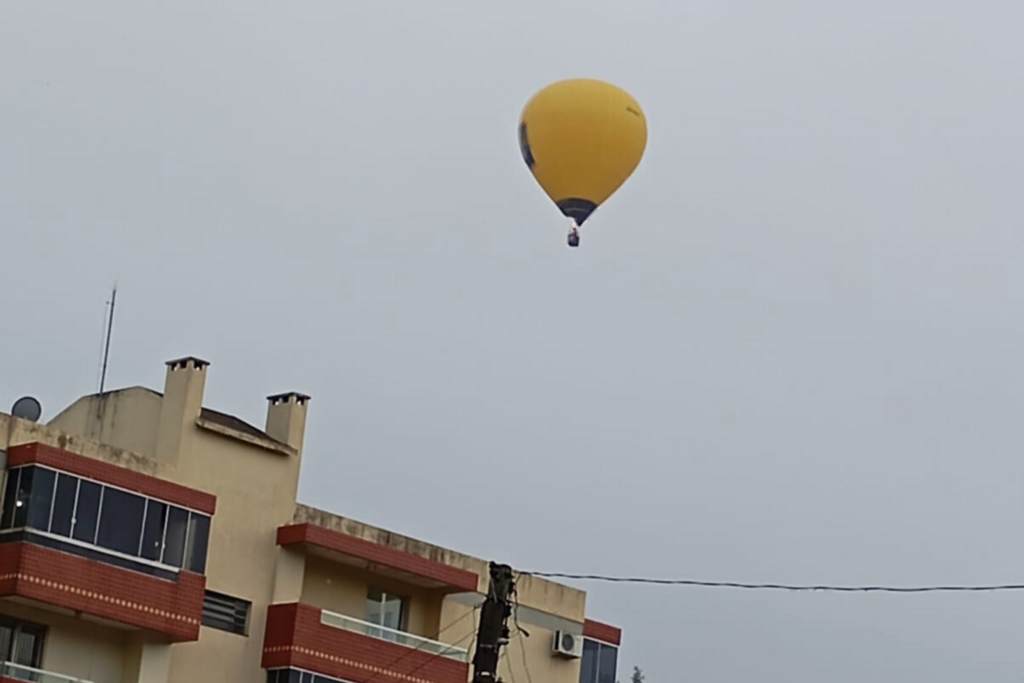Galeria de imagens: Vista dos balões passando no Bairro Nonoai
