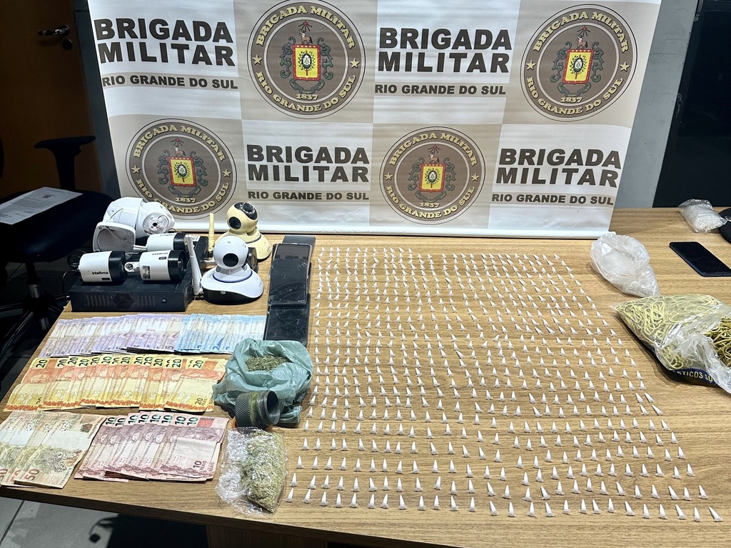 título imagem Dupla é presa com 650 pinos de cocaína em Santa Maria