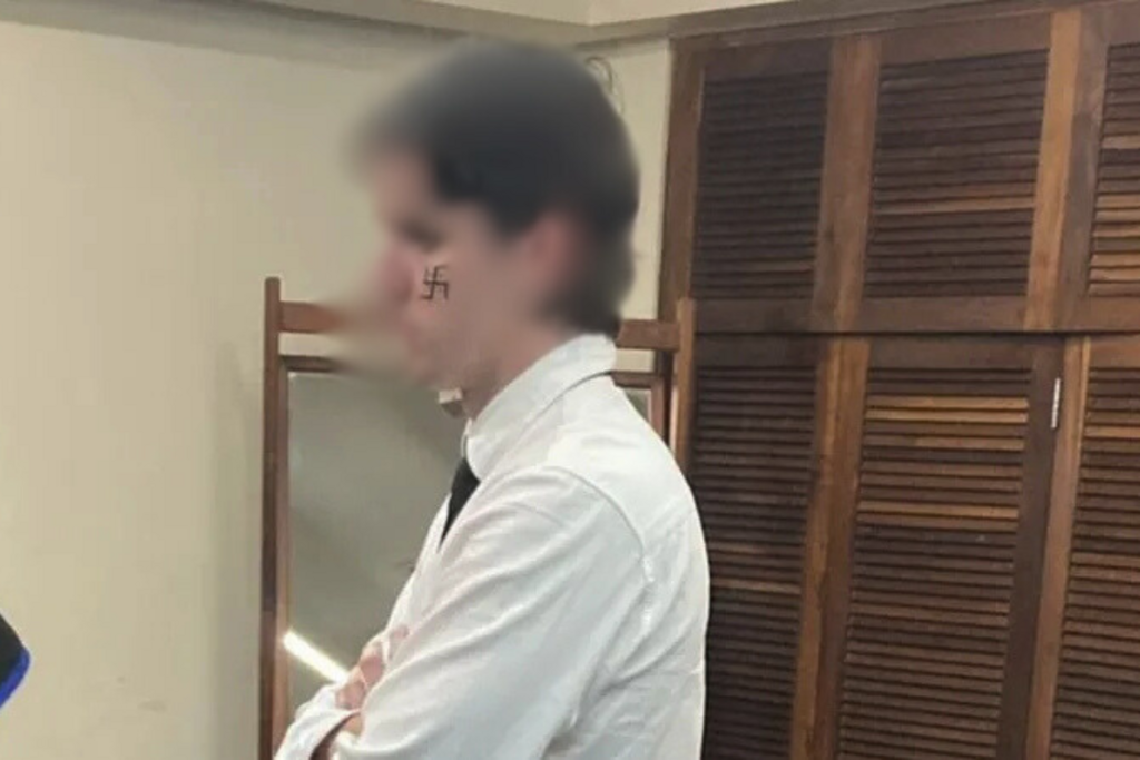 Estudante que tentou se formar na UFRGS com uma suástica no rosto é indiciado pela Polícia Civil