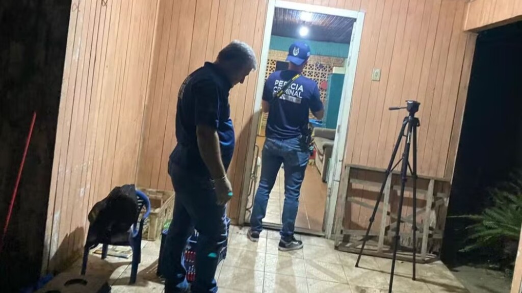 título imagem Divulgado laudo da perícia na casa do menino Théo, que foi jogado da ponte pelo pai em São Gabriel