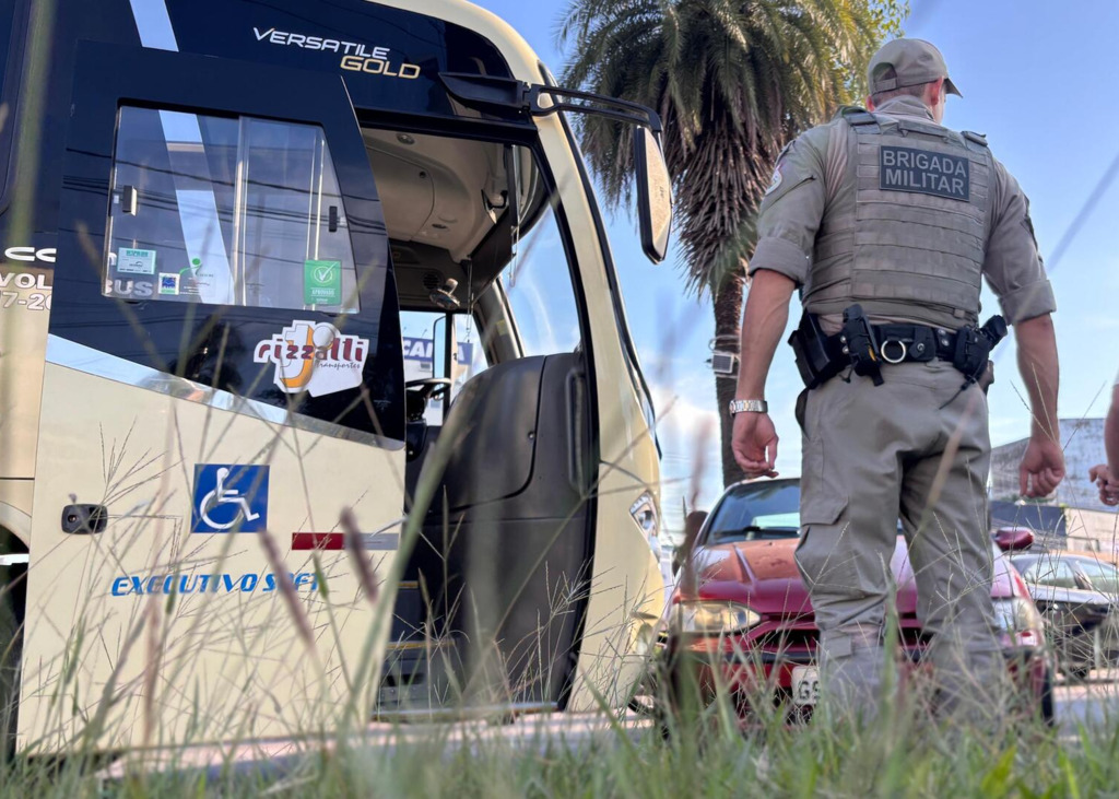 VÍDEO: trânsito é liberado após colisão entre carro e ônibus em avenida no centro de Santa Maria
