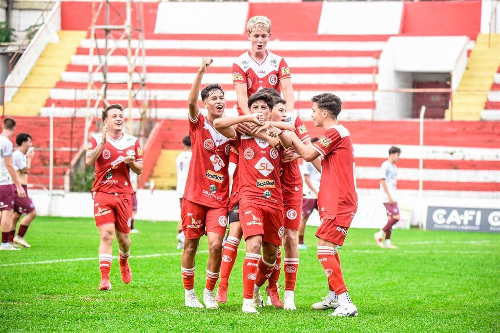 Foto: Renata Medina (Inter-SM) - Meninos do Alvirrubro comemoram um dos gols da vitória diante do Caxias