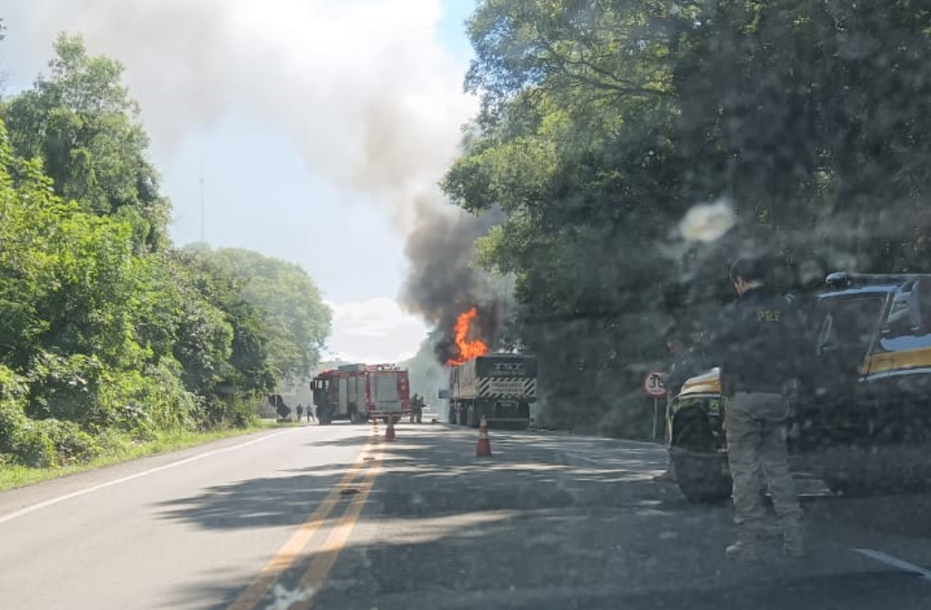 título imagem Carreta fica parcialmente destruída após incêndio na BR-158, em Santa Maria