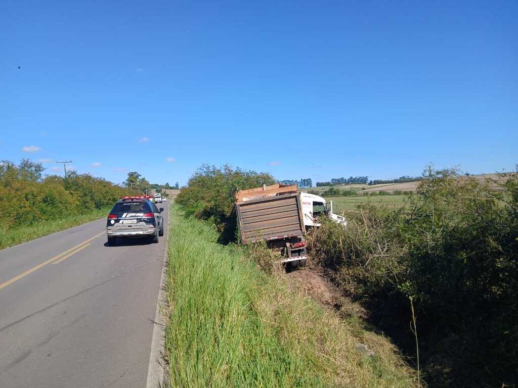 título imagem Acidente entre caminhão e carro é registrado na ERS-149, em Restinga Sêca