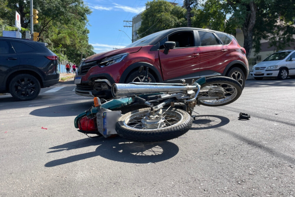 Acidente entre carro e moto deixa trânsito lento em cruzamento da Avenida Presidente Vargas