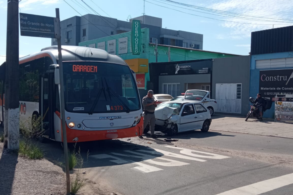 título imagem Acidente entre carro e ônibus deixa idosos e jovem feridos no Bairro Pinheiro Machado