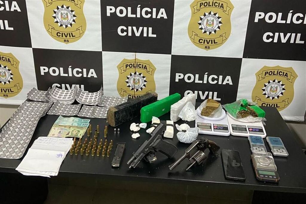 título imagem Atualizada: 27 pessoas são presas durante operação contra o tráfico de drogas em Santa Maria, São Pedro do Sul, Lavras do Sul e Charqueadas