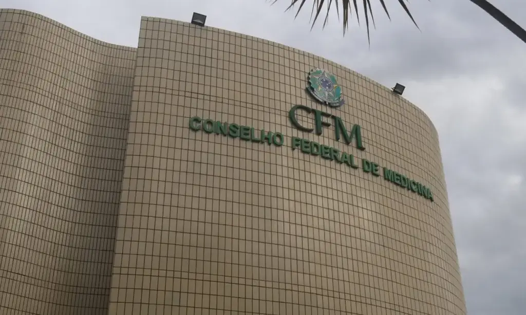 título imagem CFM veta terapia hormonal para menor de 18 anos e restringe cirurgias