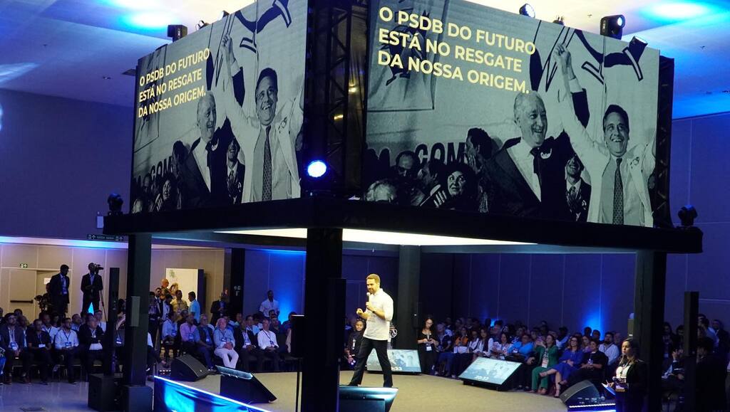 título imagem Governador Leite teria definido seu novo partido, aponta a imprensa nacional. Tucano se manifesta sobre especulações