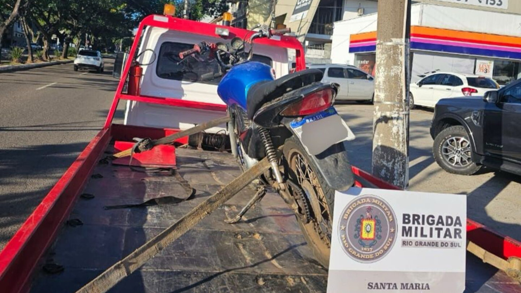 título imagem Motociclista é detido após fugir de abordagem policial em alta velocidade e trafegar na contramão em Santa Maria