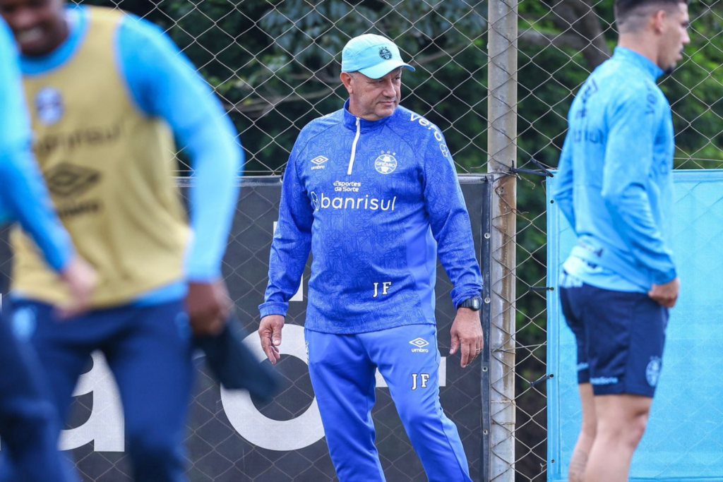 Sem técnico, Grêmio deve ter interino contra o Inter no sábado Sem técnico, Grêmio deve ter interino contra o Inter no sábado