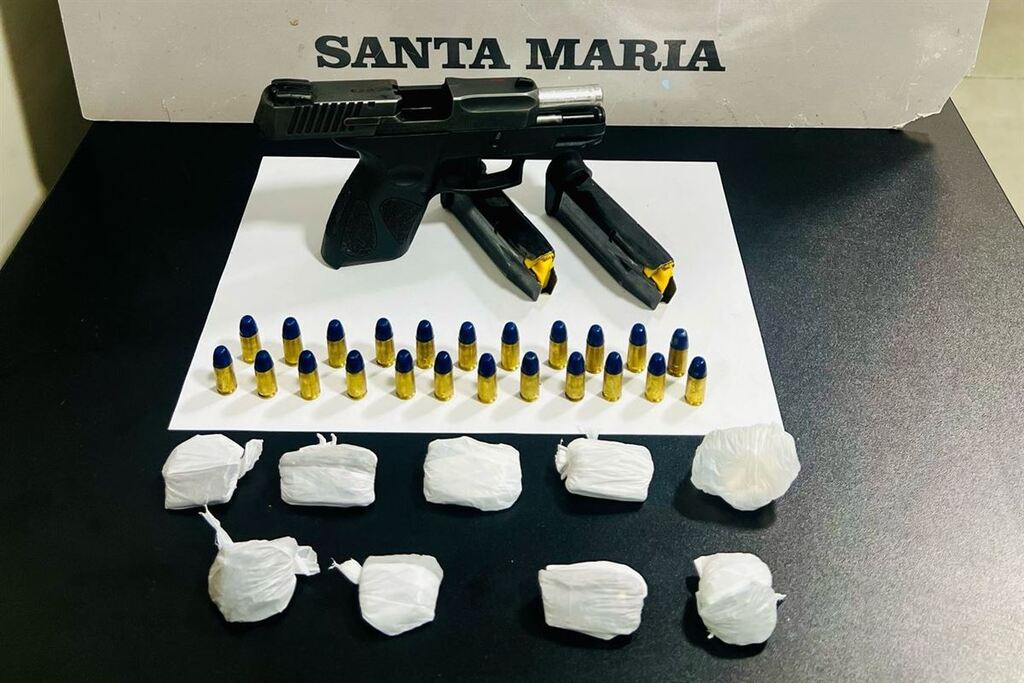 Homem  é preso por porte ilegal de arma, receptação e posse de drogas em Santa Maria