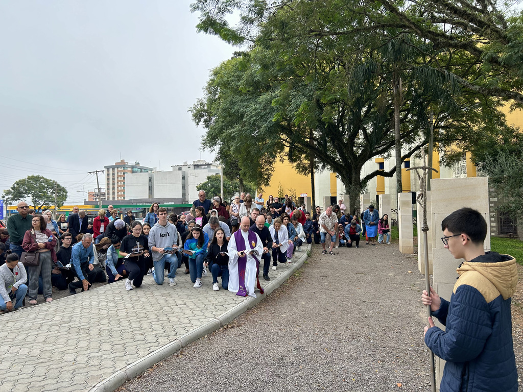 Sexta-feira Santa: na Basílica Medianeira, fiéis se reúnem para percorrer a Via Sacra