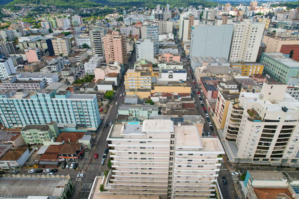 Foto: Vinícius Machado (Diário) - Imagens aéreas da cidade mostram a falta do verde nas ruas