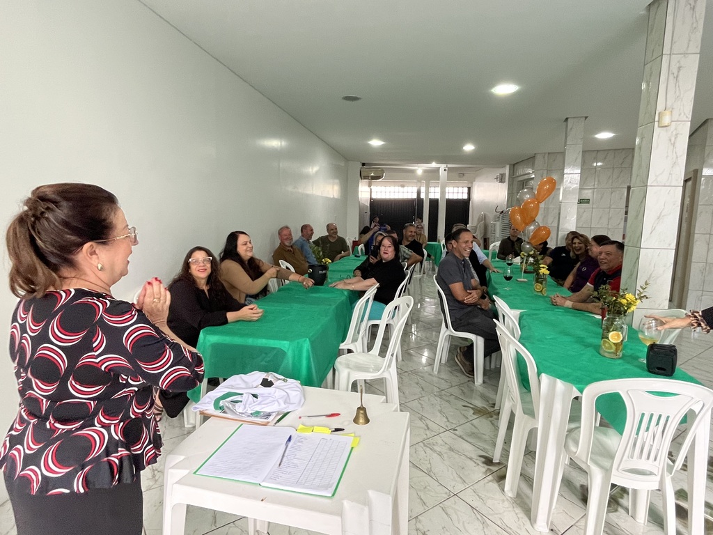 Encontro da turma: após 50 anos, alunos se reúnem e homenageiam professora
