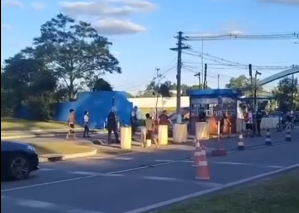 Adolescentes ficam feridos após briga generalizada em frente à UFSM Adolescentes ficam feridos após briga generalizada em frente à UFSM