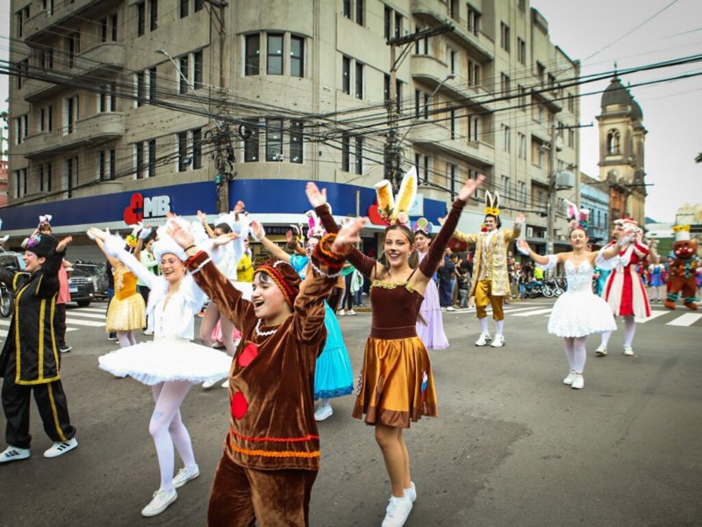 Desfile de Páscoa leva arte e encanto para o centro de Santa Maria