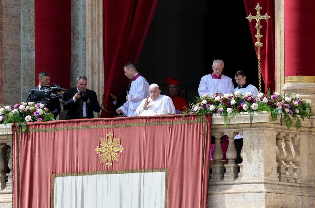 Foto: Vatican News - Em sua última aparição ao público, no Vaticano, neste domingo, o Papa Francisco deixou uma mensagem ao mundo na tradicional bênção de Páscoa.