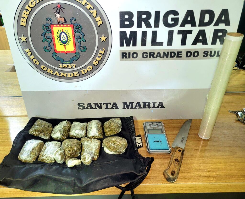 Jovem é preso por tráfico de drogas em bairro de Santa Maria Jovem é preso por tráfico de drogas em bairro de Santa Maria
