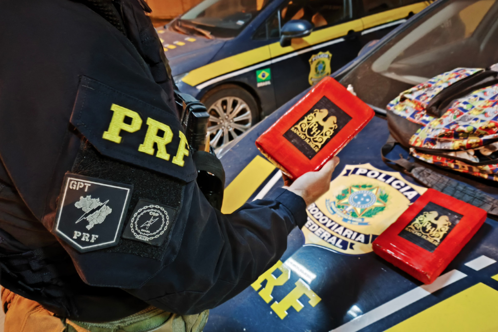 Homem é preso com dois quilos de cocaína em ônibus com destino a Santa Maria Homem é preso com dois quilos de cocaína em ônibus com destino a Santa Maria