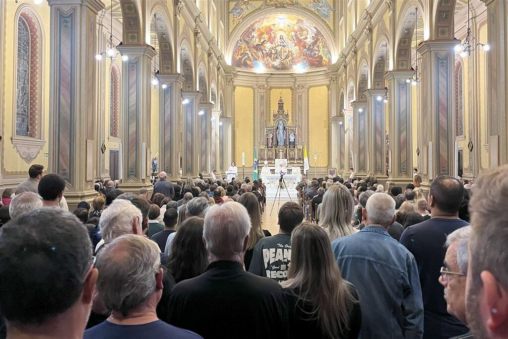 título imagem Catedral Metropolitana de Santa Maria lota em missa pela alma do papa Francisco
