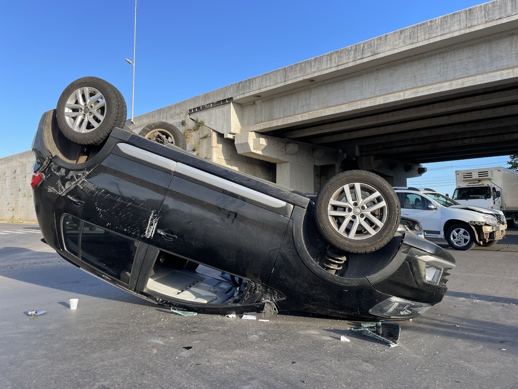 Acidente entre dois carros deixa uma pessoa ferida na BR-287, no acesso ao Bairro Nova Santa Marta; trânsito apresenta lentidão