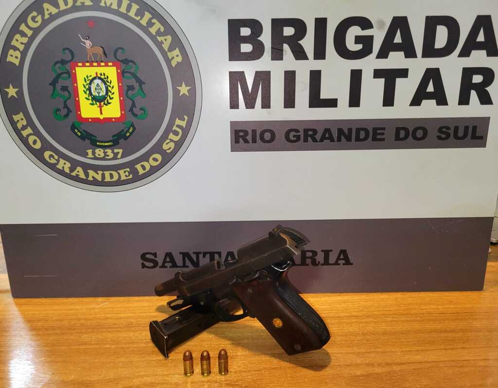 Brigada Militar apreende pistola escondida em bar de Santa Maria Brigada Militar apreende pistola escondida em bar de Santa Maria