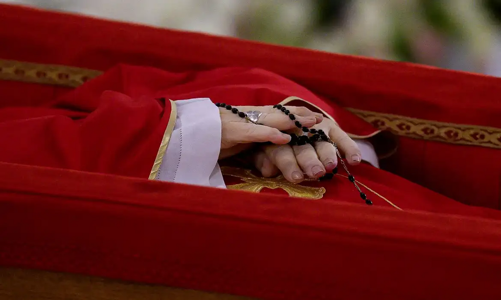 título imagem Velório do papa Francisco é aberto ao público e atrai multidão de fiéis nesta quarta
