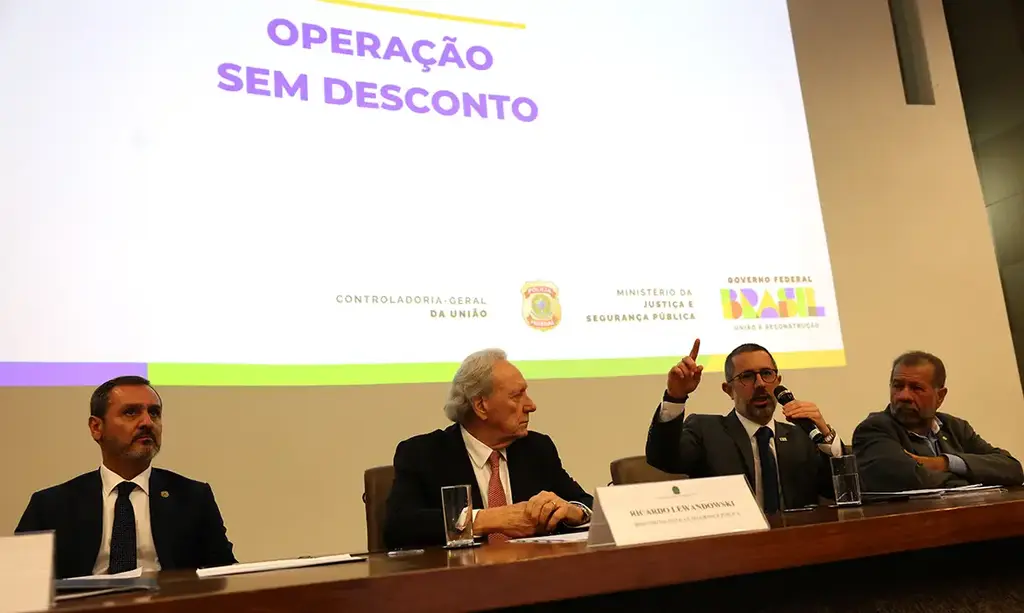 Foto: Antonio Cruz (Agência Brasil) - Ministros da CGU, Vinicius de Carvalho, da Justiça e Segurança Pública, Ricardo Lewandowski, e da Previdência Social, Carlos Lupi, e o diretor-geral da PF, Andrei Rodrigues, participaram de coletiva sobre a Operação Sem Desconto desta quarta-feira