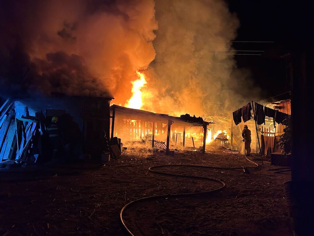 título imagem Incêndio destrói galpão em Restinga Sêca na noite de quarta-feira