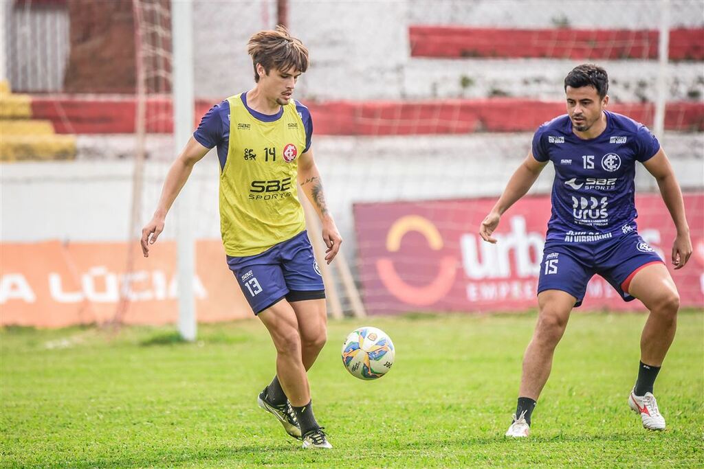 Técnico Bruno Coutinho testa formações no Inter-SM Técnico Bruno Coutinho testa formações no Inter-SM