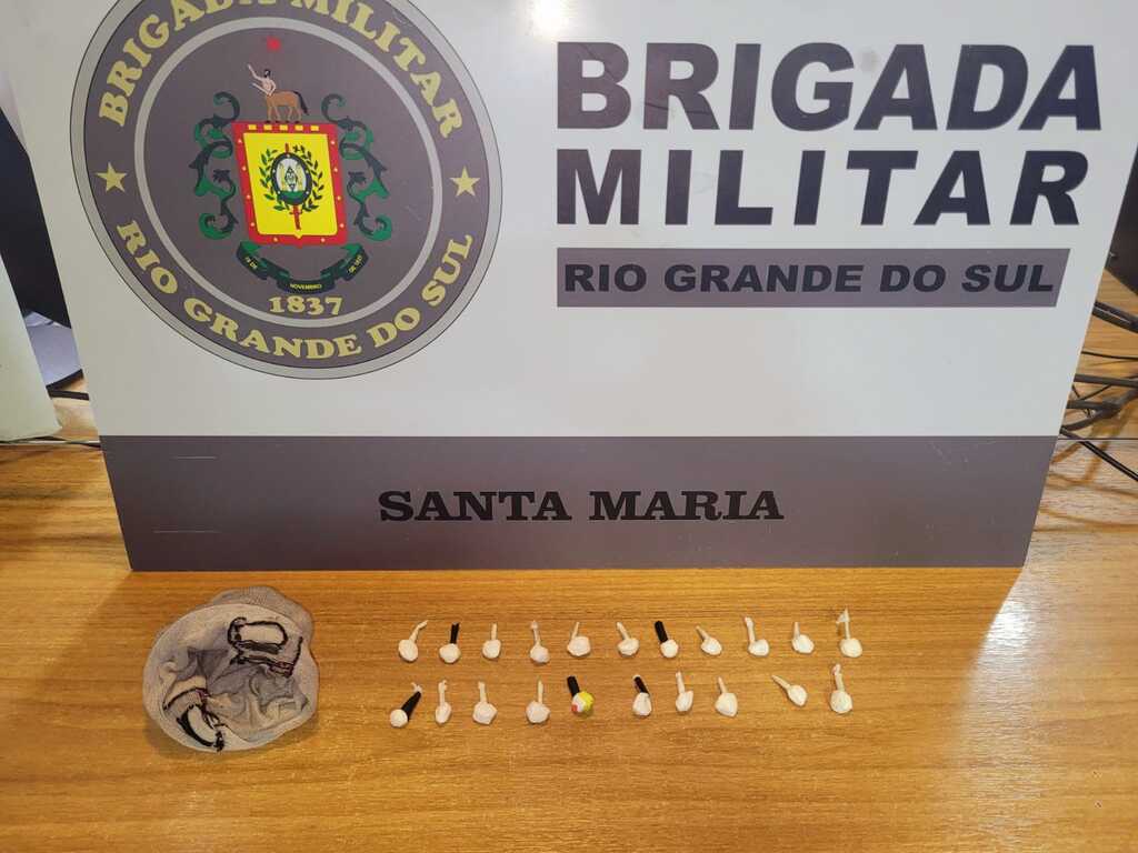 título imagem Homem é flagrado com cocaína em frente de casa no Bairro Tancredo Neves em Santa Maria