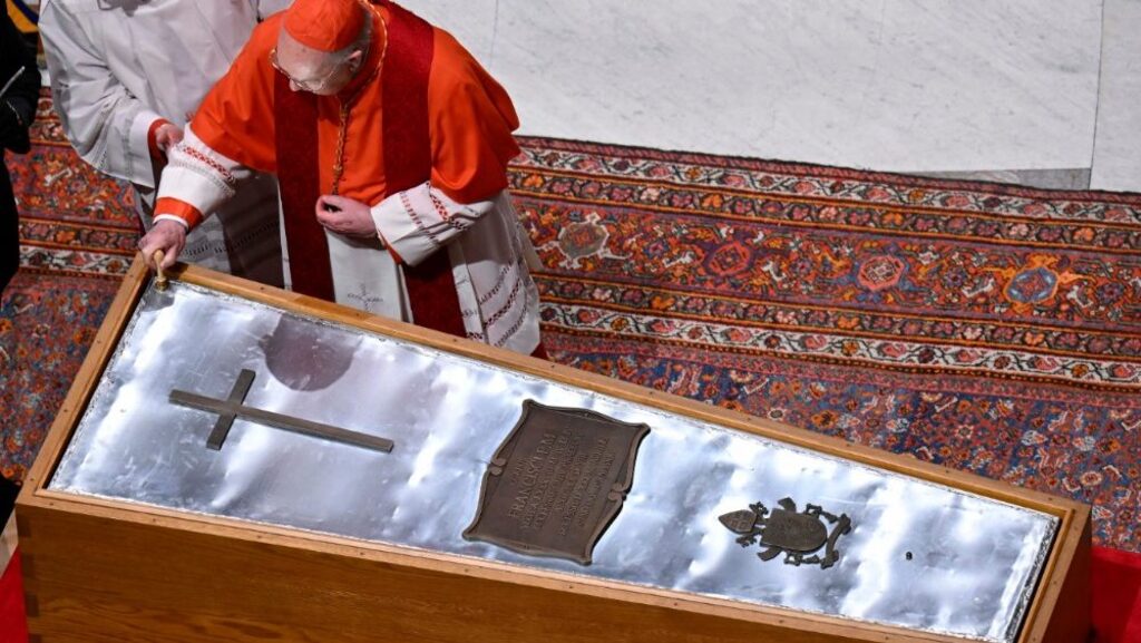 título imagem Velório de papa Francisco chega ao fim; missa e sepultamento serão neste sábado