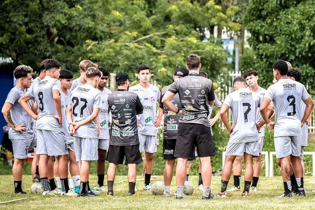 Sub-17 do Inter-SM defende os 100% diante do Sulbrasil neste sábado na Baixada Sub-17 do Inter-SM defende os 100% diante do Sulbrasil neste sábado na Baixada
