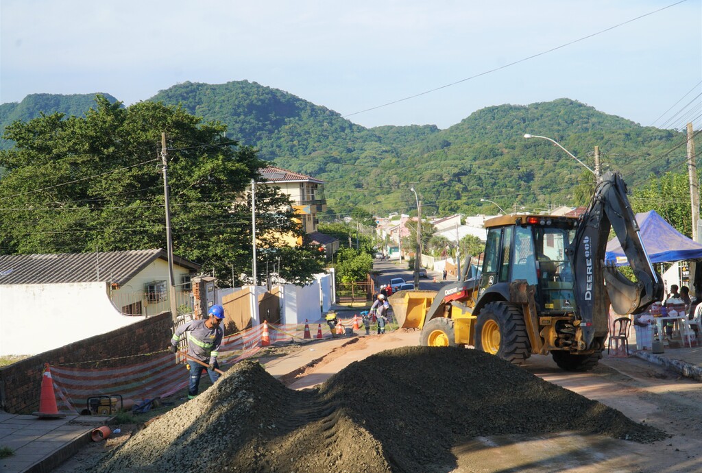 Foto: Tales Trindade (Diário) - Na foto, obras para a implantação da rede de esgoto no Bairro João Goulart