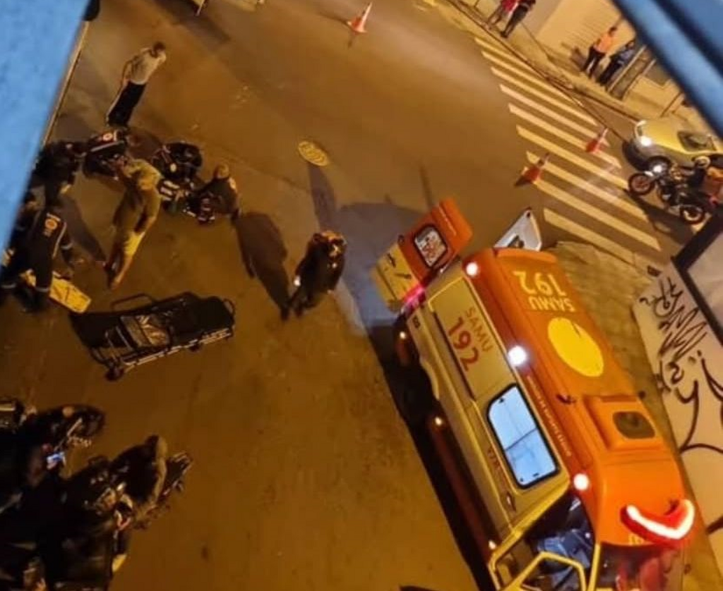 VÍDEO: duas pessoas ficam feridas em acidente envolvendo três motocicletas em Santa Maria VÍDEO: duas pessoas ficam feridas em acidente envolvendo três motocicletas em Santa Maria