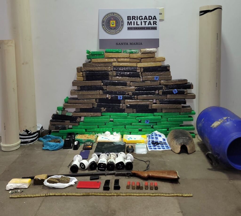 Brigada Militar estoura ponto de delivery de drogas e apreende mais de 63 kg de entorpecentes em Santa Maria Brigada Militar estoura ponto de delivery de drogas e apreende mais de 63 kg de entorpecentes em Santa Maria