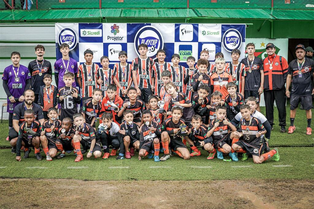 título imagem Novo Horizonte vence competição de base em três categorias