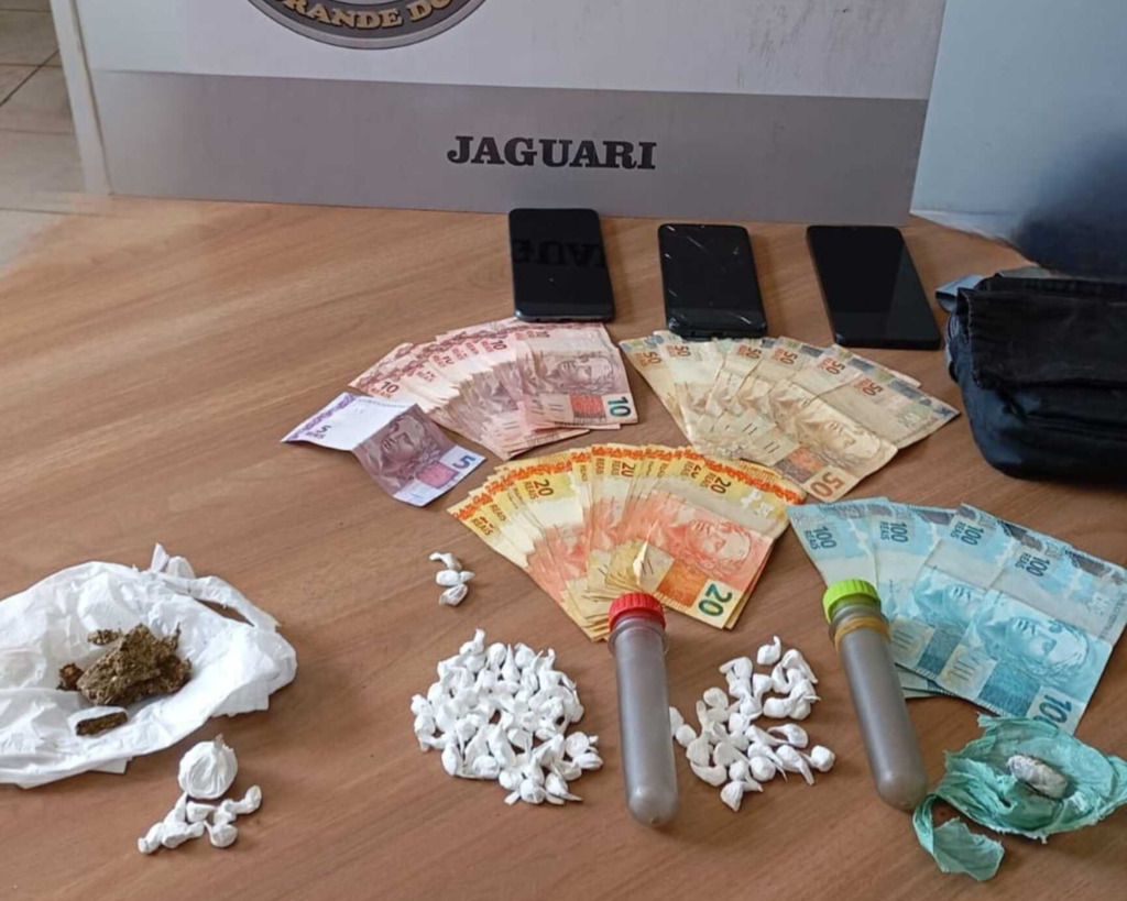 Dupla é presa após apreensão de drogas e dinheiro em Jaguari