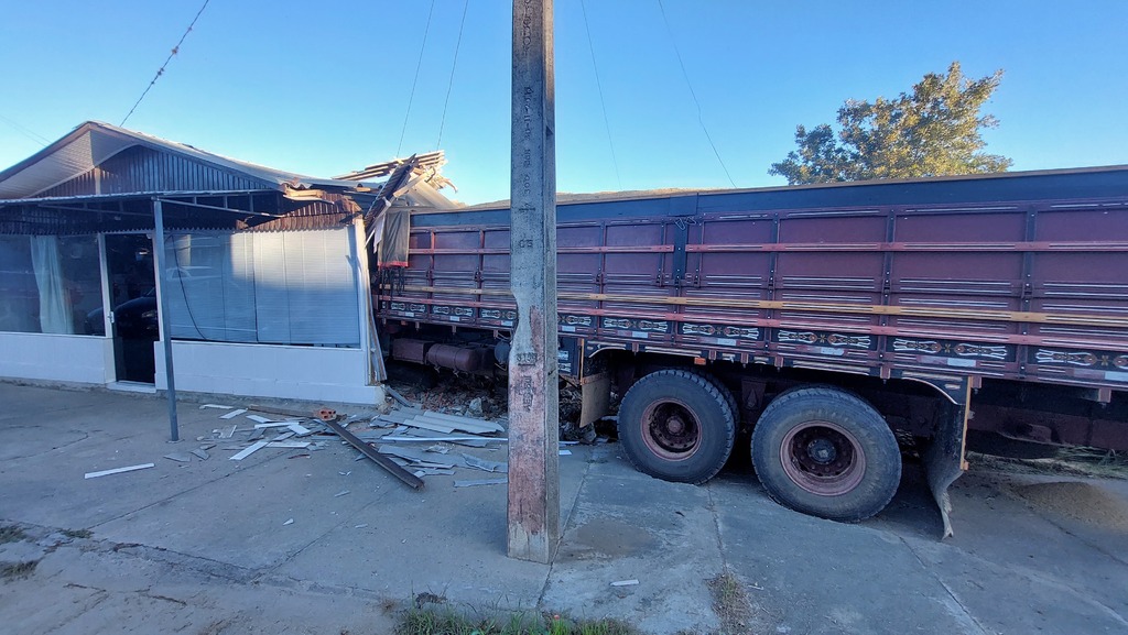 Motorista fica ferido após caminhão invadir residência no centro de Agudo