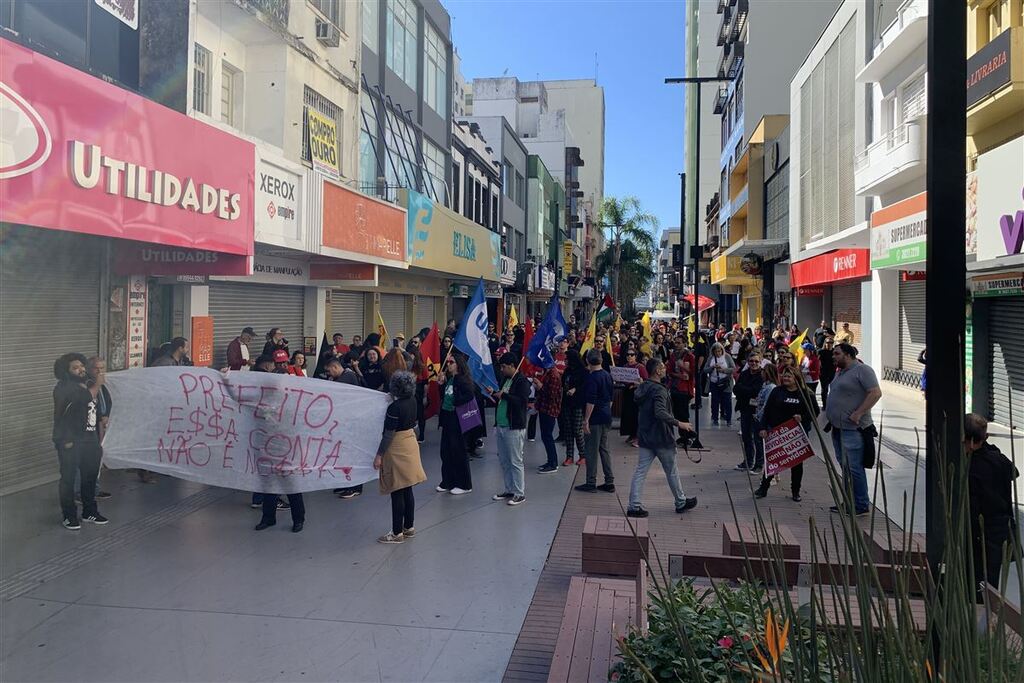 Servidores e estudantes protestam no 1º de Maio em Santa Maria contra reforma da Previdência e precarização do trabalho