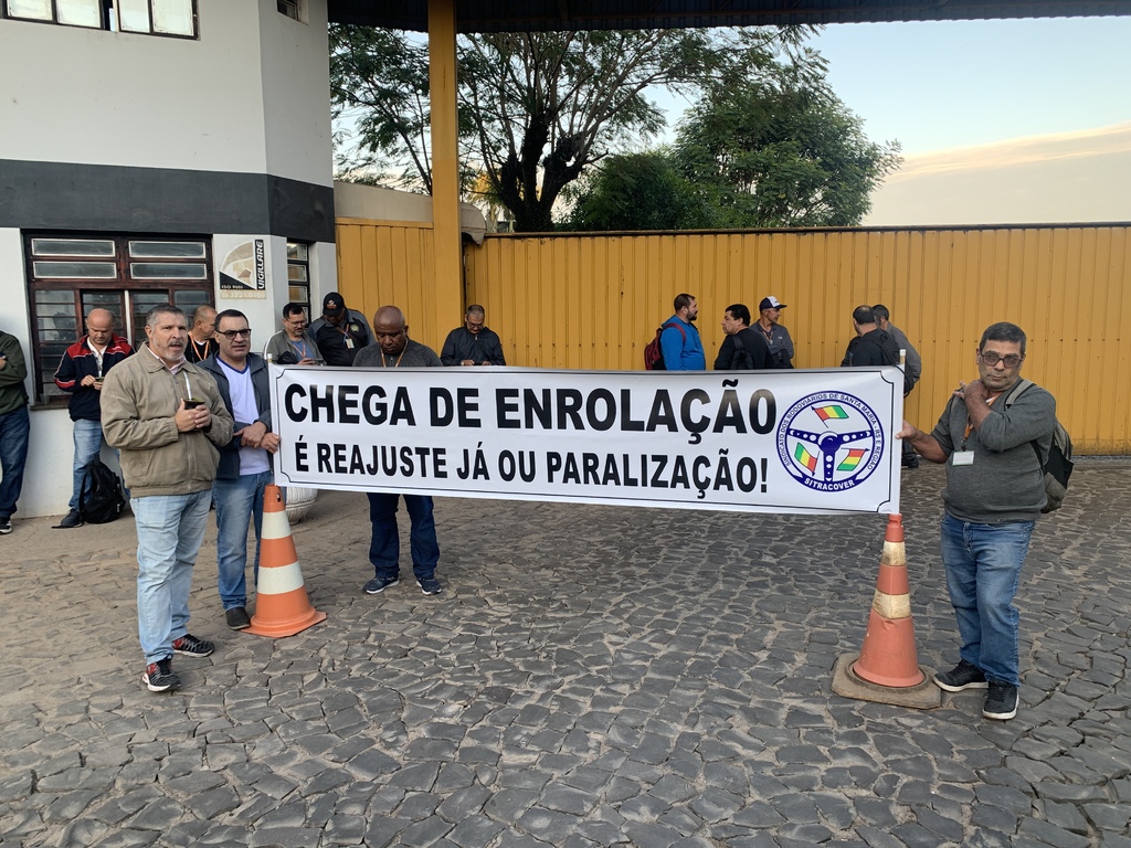 título imagem Após mais de 4 horas de paralisação, motoristas e cobradores voltam ao trabalho em Santa Maria