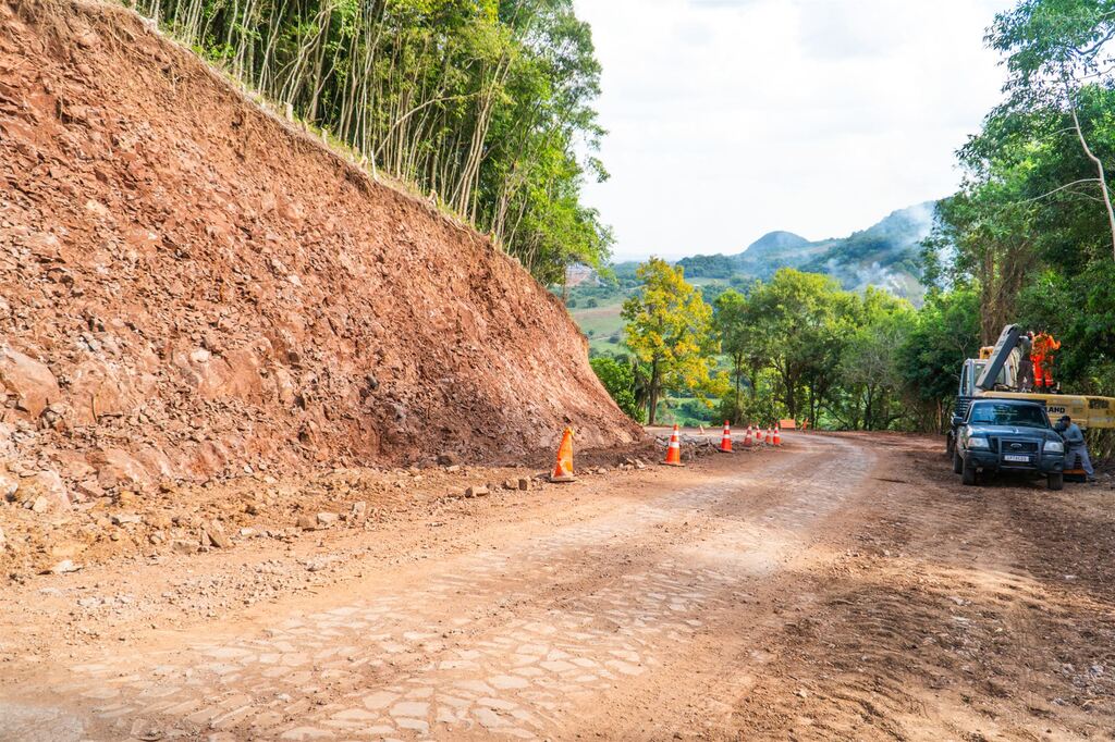 75% concluída, obra na estrada de São Martinho da Serra tem novo prazo de entrega