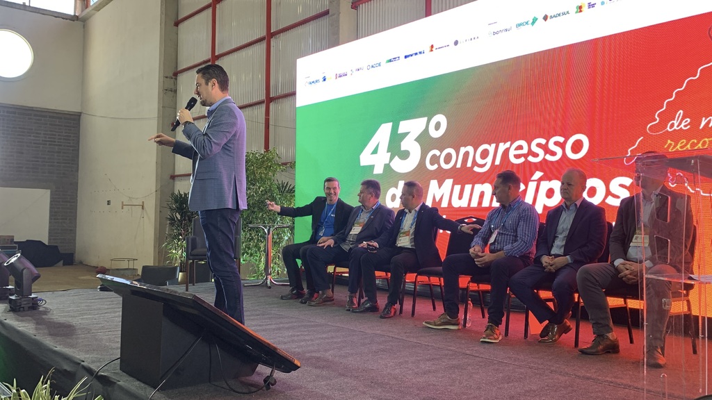 Congresso da Famurs debate reforma tributária, irrigação e programas de habitação em Erechim