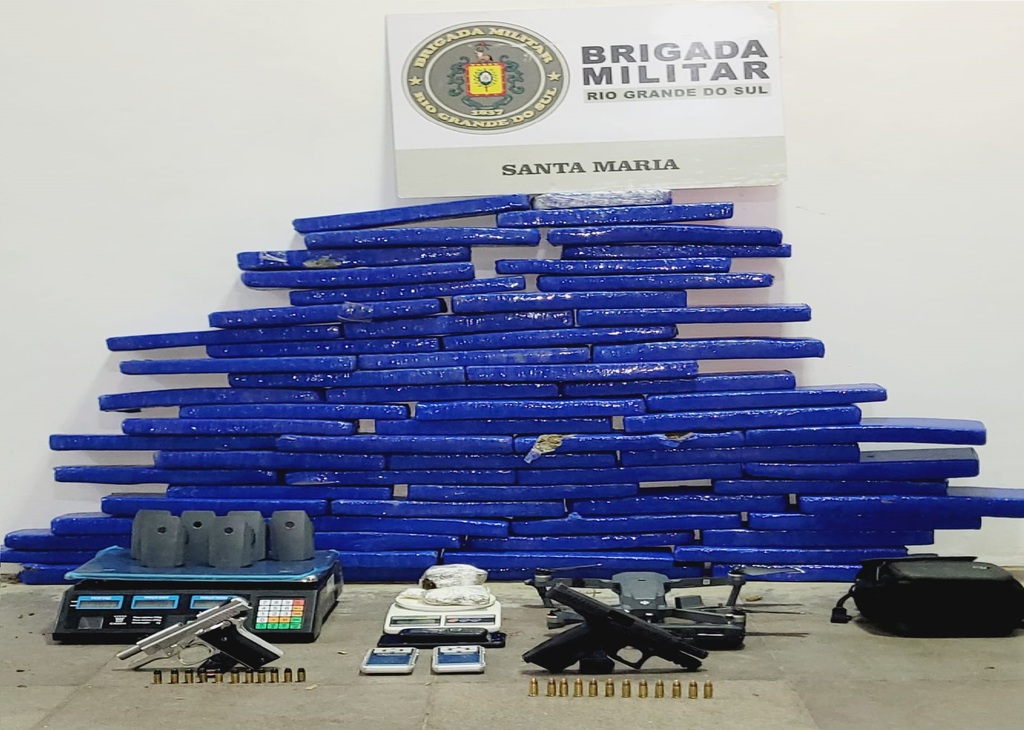 título imagem Brigada Militar realiza grande apreensão de drogas e armas em Santa Maria