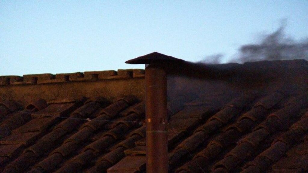 Fumaça preta: primeira votação do conclave termina sem escolha do novo papa