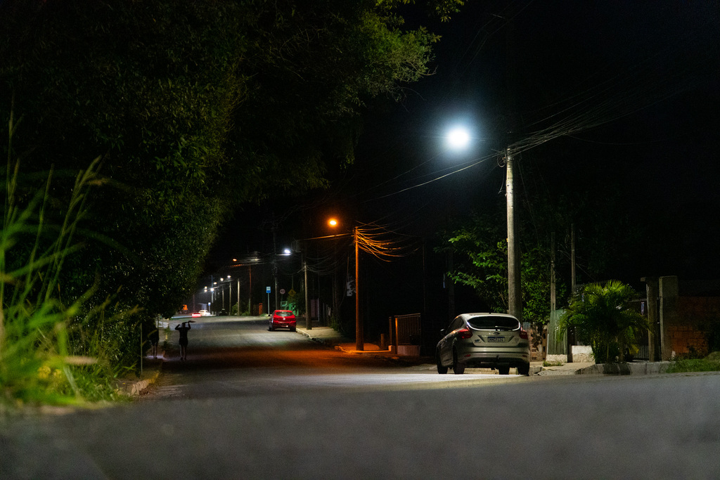 Foto: Beto Albert (Diário) - Em alguns trechos, como na Rua Florianópolis (foto), ainda é possível ver luminárias antigas ao lado das novas de LED, à espera da conclusão do projeto e da chegada dos equipamentos adequados.