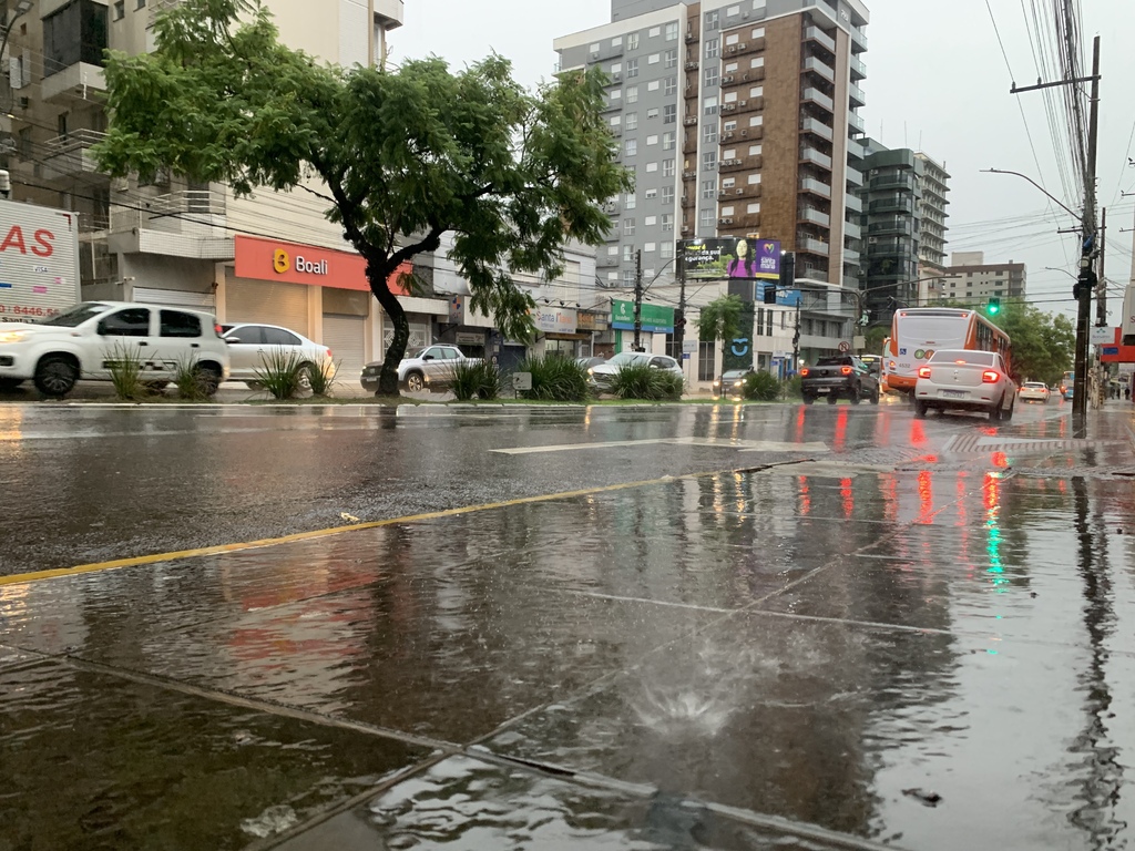 título imagem Chuva deixa quatro famílias desalojadas e duas casas destelhadas em Santa Maria